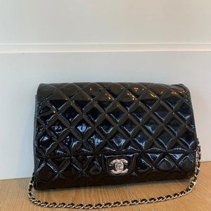 CHANEL medium patent leather flapbag black.